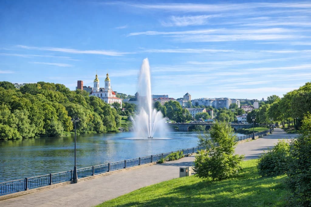 Вінниця — набережна з фонтаном